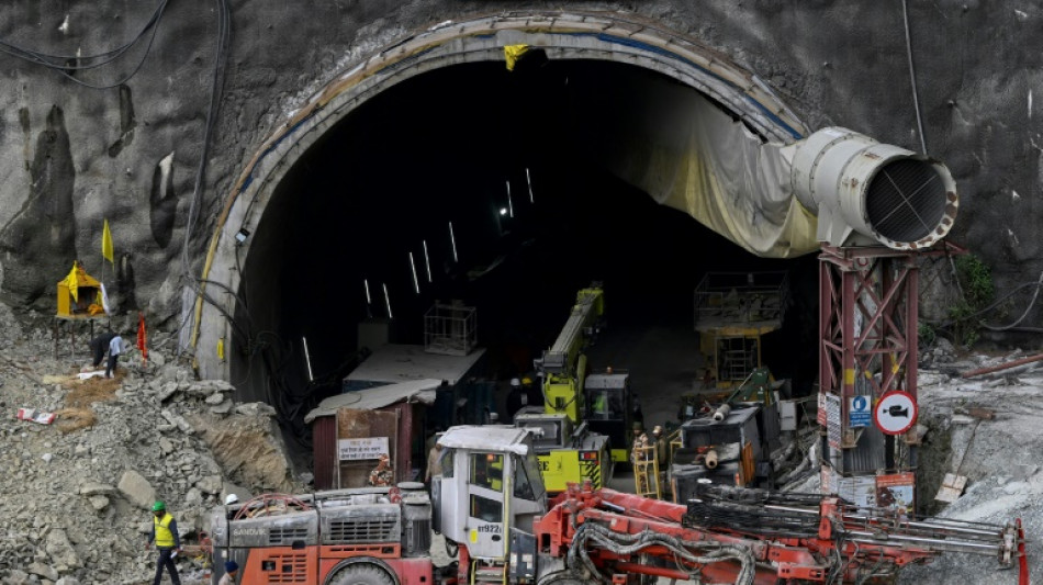 Equipes de resgate estão a cinco metros de operários presos em túnel na Índia